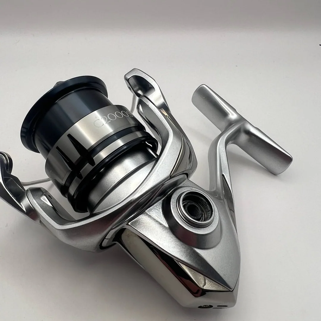 Kołowrotek Shimano Stradic C2000S, srebrny z czarnymi elementami — zdjęcie 1