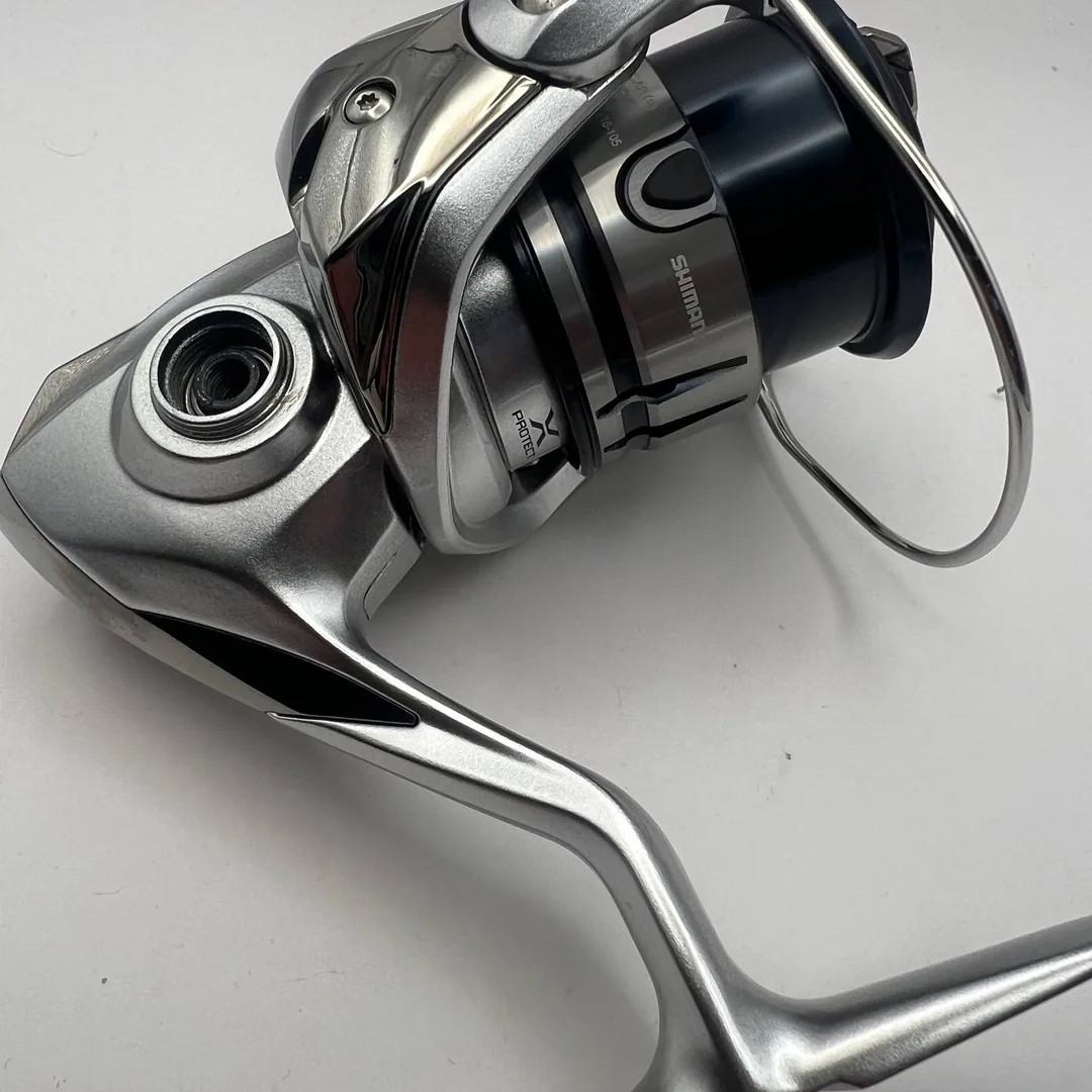 Kołowrotek Shimano Stradic C2000S, srebrny z czarnymi elementami — zdjęcie 3