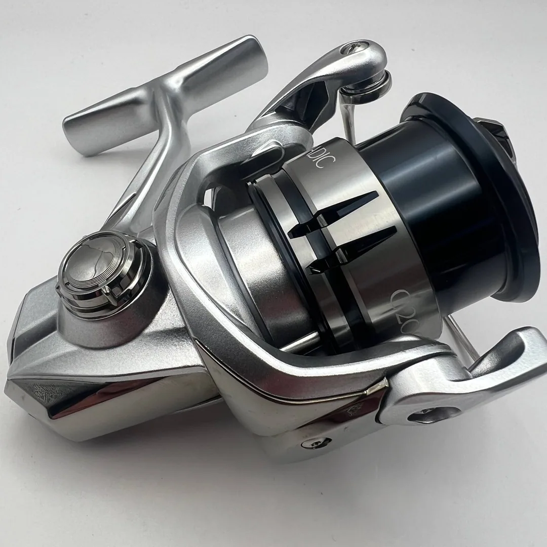 Kołowrotek Shimano Stradic C2000S, srebrny z czarnymi elementami — zdjęcie 4