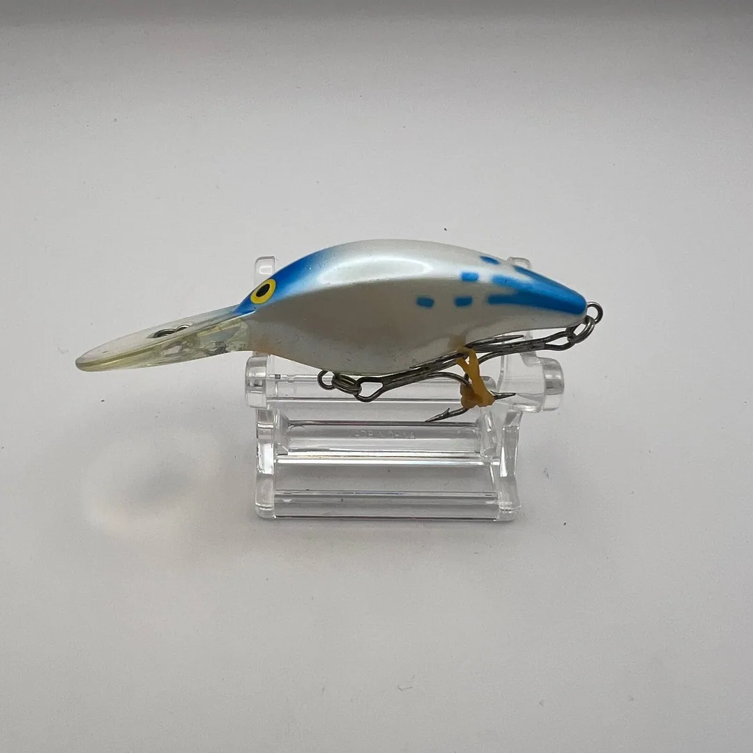 Wobler crankbait Daiwa, biały z niebieskimi plamkami — zdjęcie 1