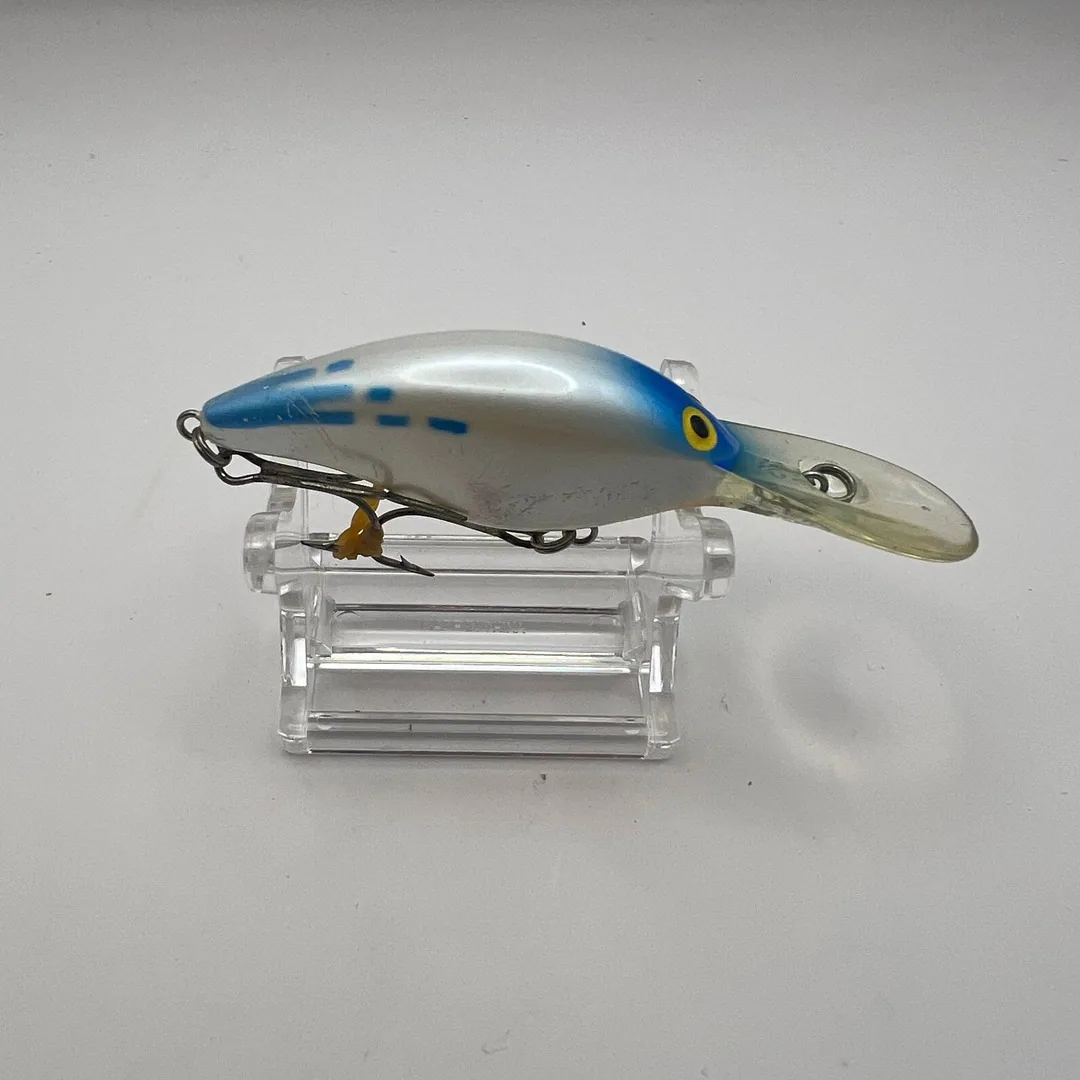 Wobler crankbait Daiwa, biały z niebieskimi plamkami — zdjęcie 2
