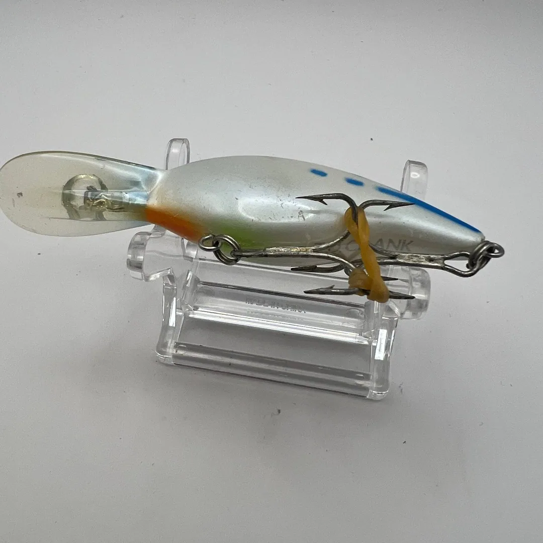 Wobler crankbait Daiwa, biały z niebieskimi plamkami — zdjęcie 3