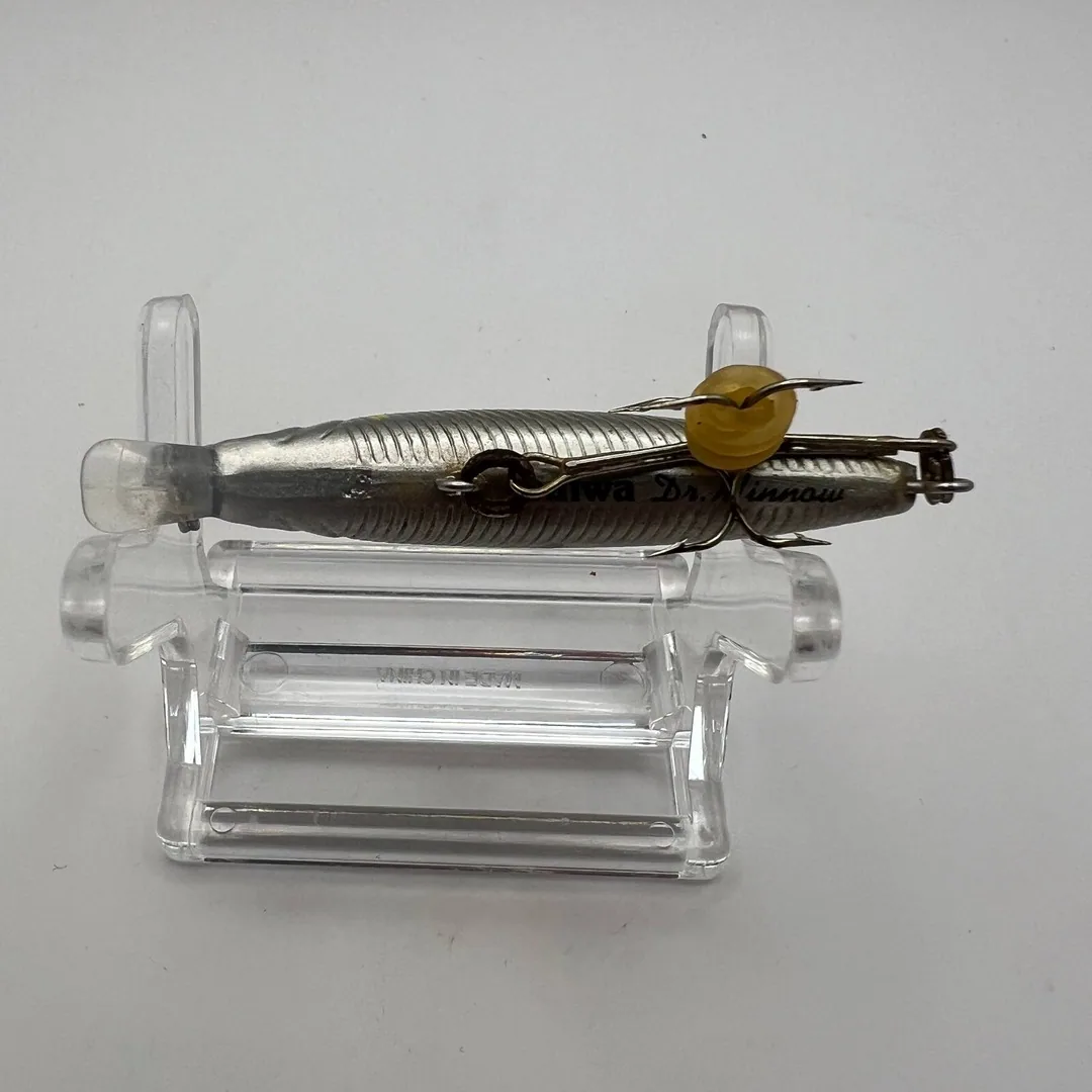 Wobler typu minnow, ciemny kolor, Daiwa — zdjęcie 3