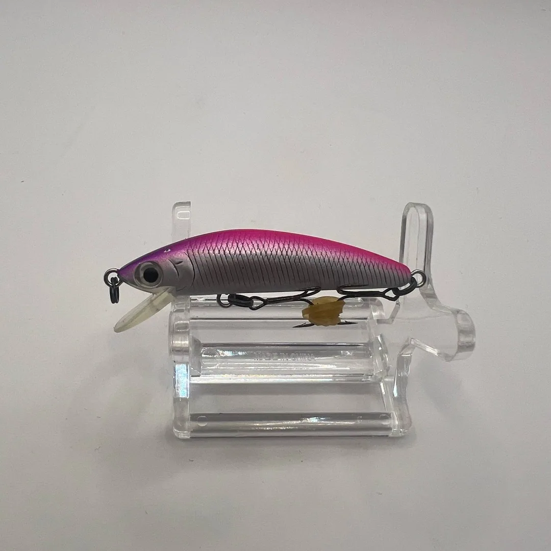 Wobler minnow Daiwa, różowy grzbiet, srebrne boki, na stojaku — zdjęcie 1