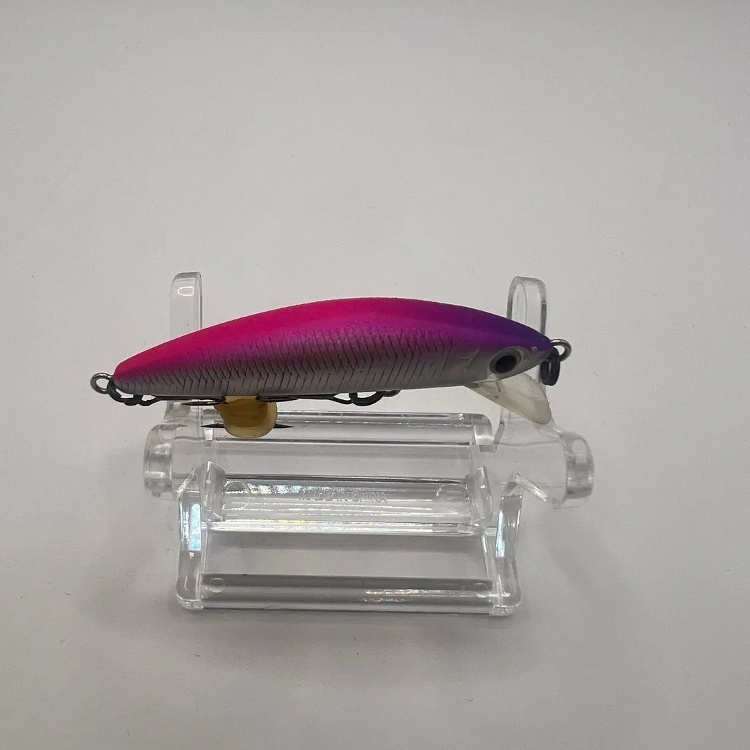 Wobler minnow Daiwa, różowy grzbiet, srebrne boki, na stojaku — zdjęcie 2
