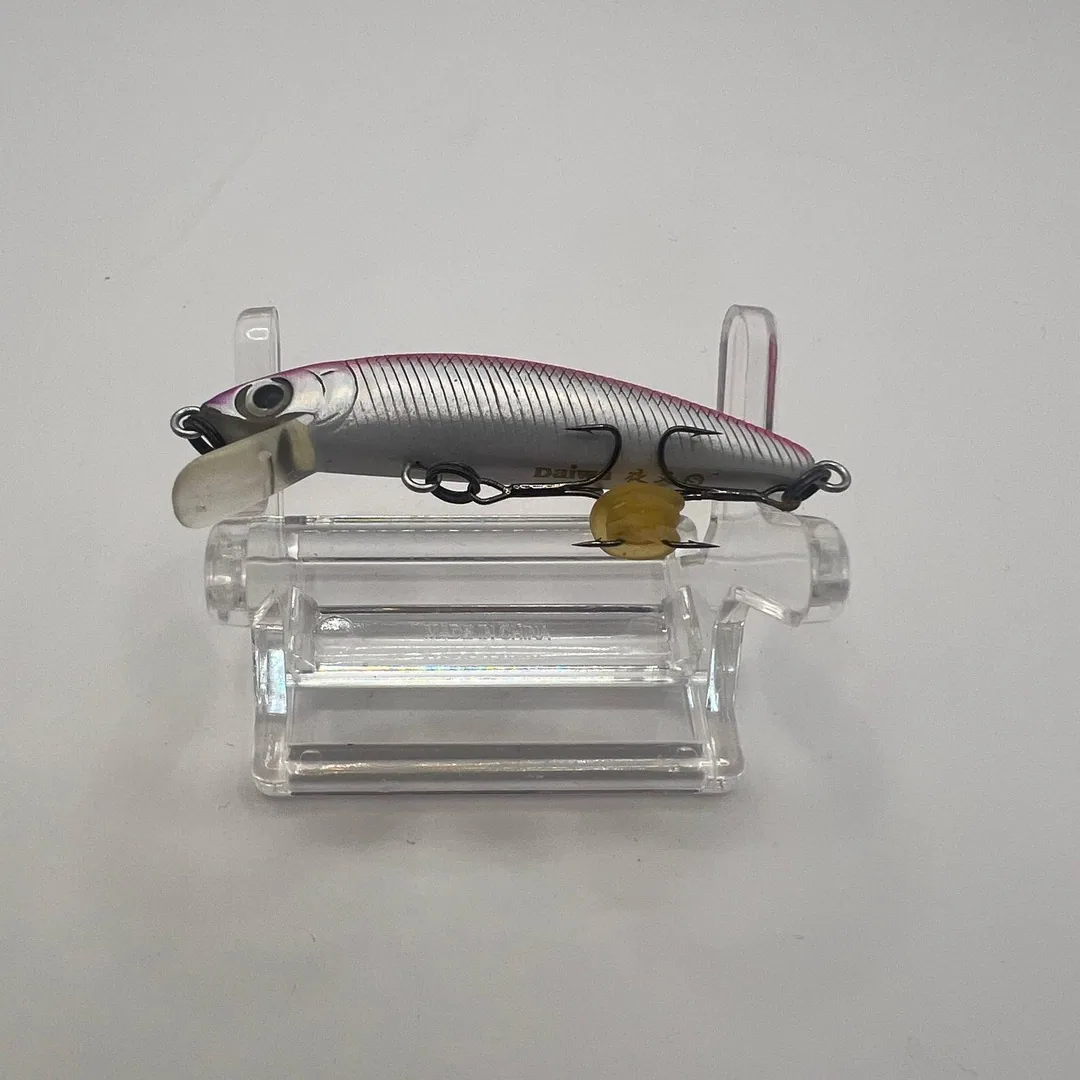 Wobler minnow Daiwa, różowy grzbiet, srebrne boki, na stojaku — zdjęcie 3