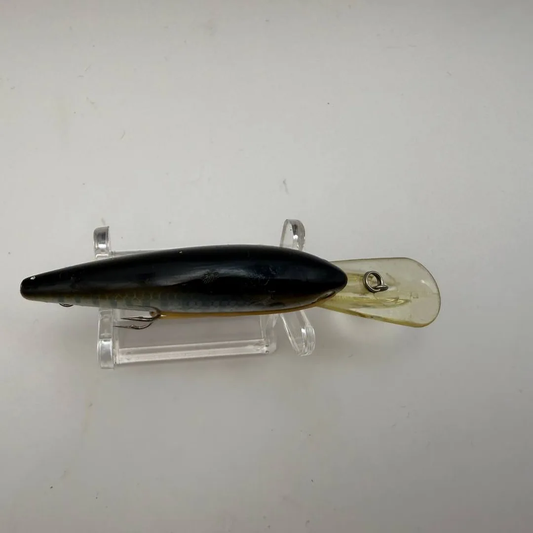 Wobler Daiwa Bass Hunter B.H. Shad DR, szary z żółtym sterem — zdjęcie 3
