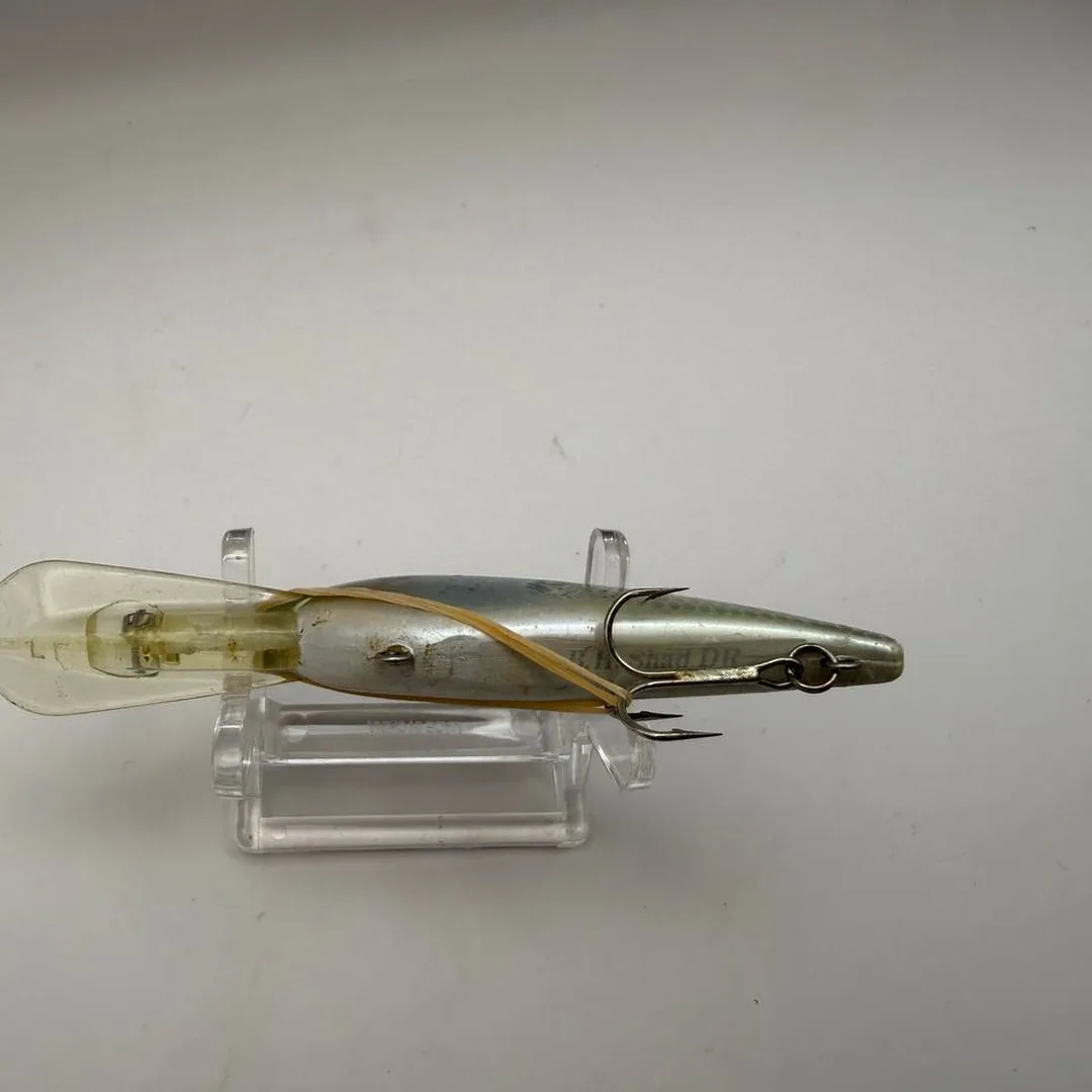 Wobler Daiwa Bass Hunter B.H. Shad DR, szary z żółtym sterem — zdjęcie 4