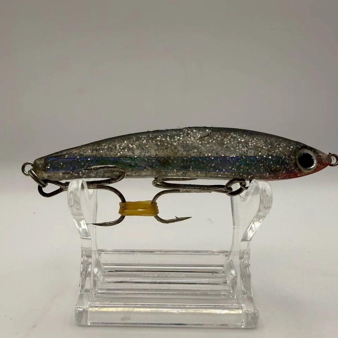 Srebrny wobler minnow z brokatem i czerwonym przodem — zdjęcie 2