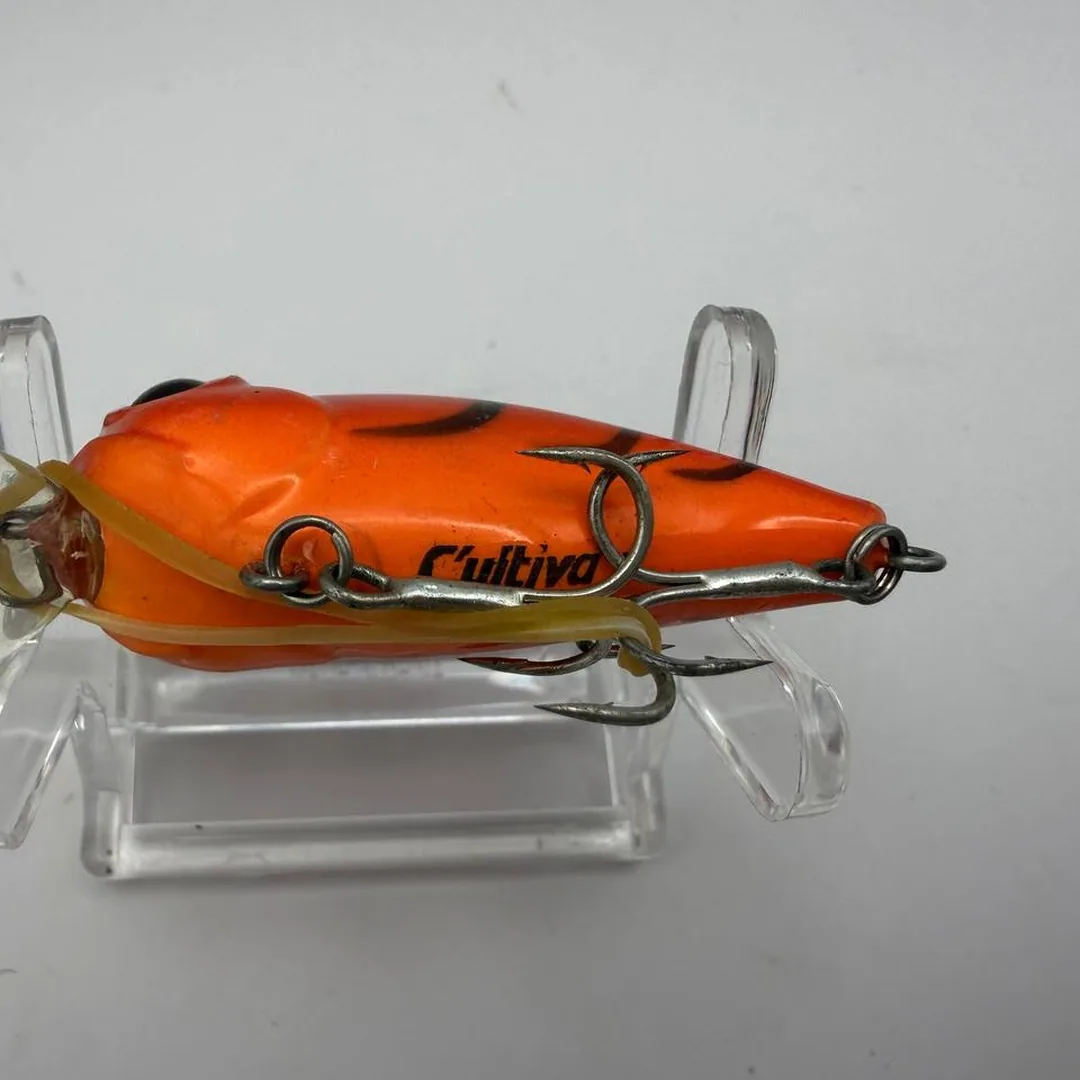 Wobler crankbait Cultiva, czerwony z czarnymi paskami — zdjęcie 4