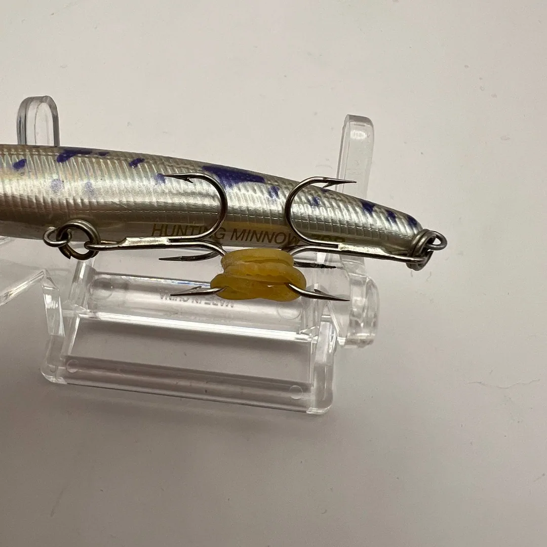 Wobler minnow Hunting Minnow, srebrny z niebieskimi plamkami — zdjęcie 4