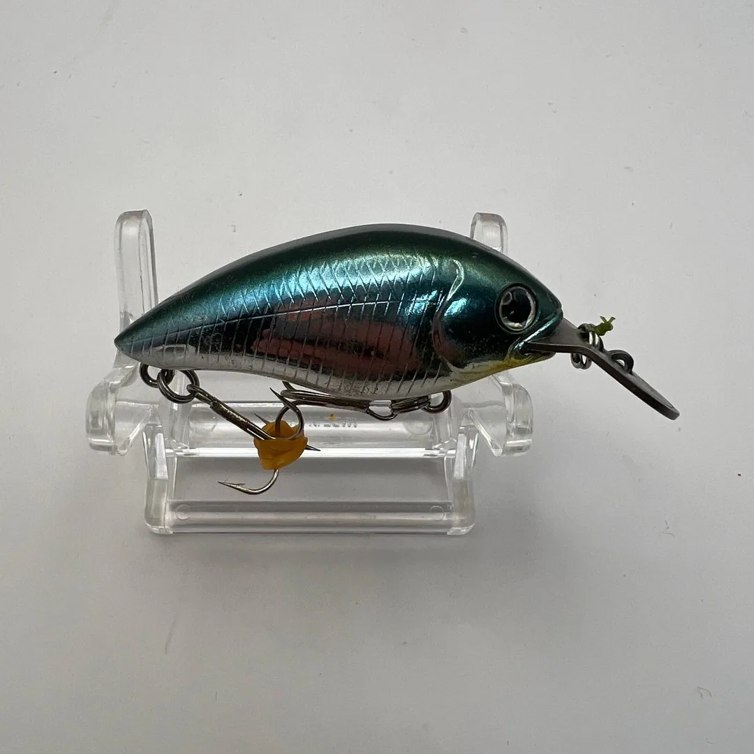 Wobler crankbait Daiwa, ciemnozielony z metalicznym połyskiem — zdjęcie 2