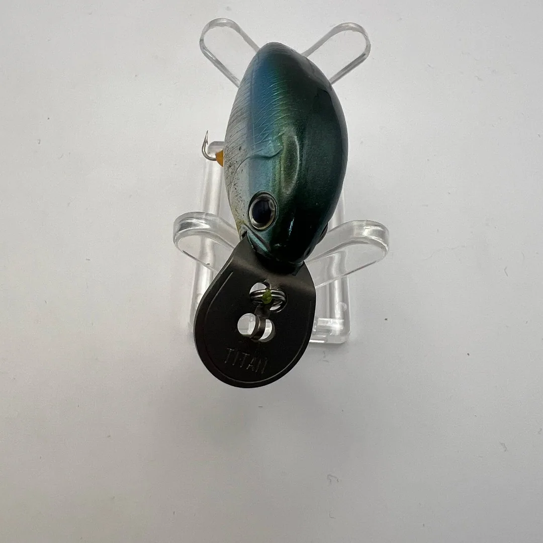 Wobler crankbait Daiwa, ciemnozielony z metalicznym połyskiem — zdjęcie 3