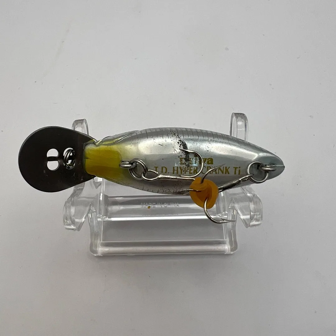 Wobler crankbait Daiwa, ciemnozielony z metalicznym połyskiem — zdjęcie 4