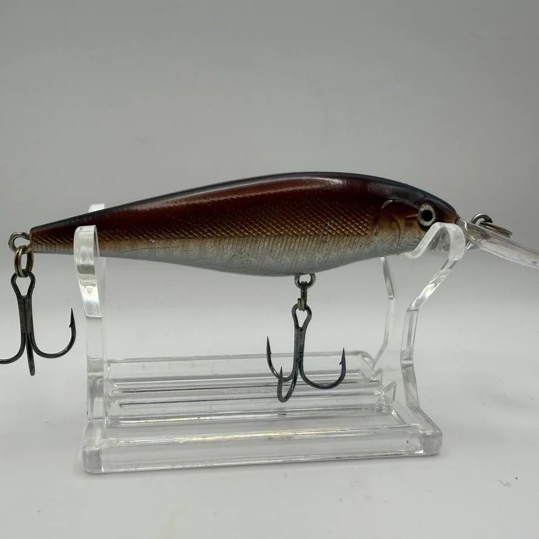 Wobler minnow z brązowym grzbietem i srebrnymi bokami — zdjęcie 2