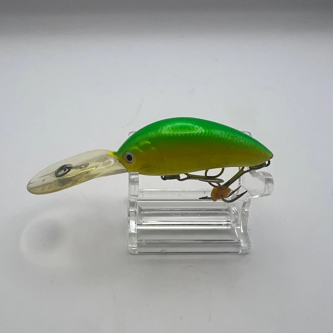Wobler crankbait z zielonym grzbietem i żółtymi bokami — zdjęcie 1