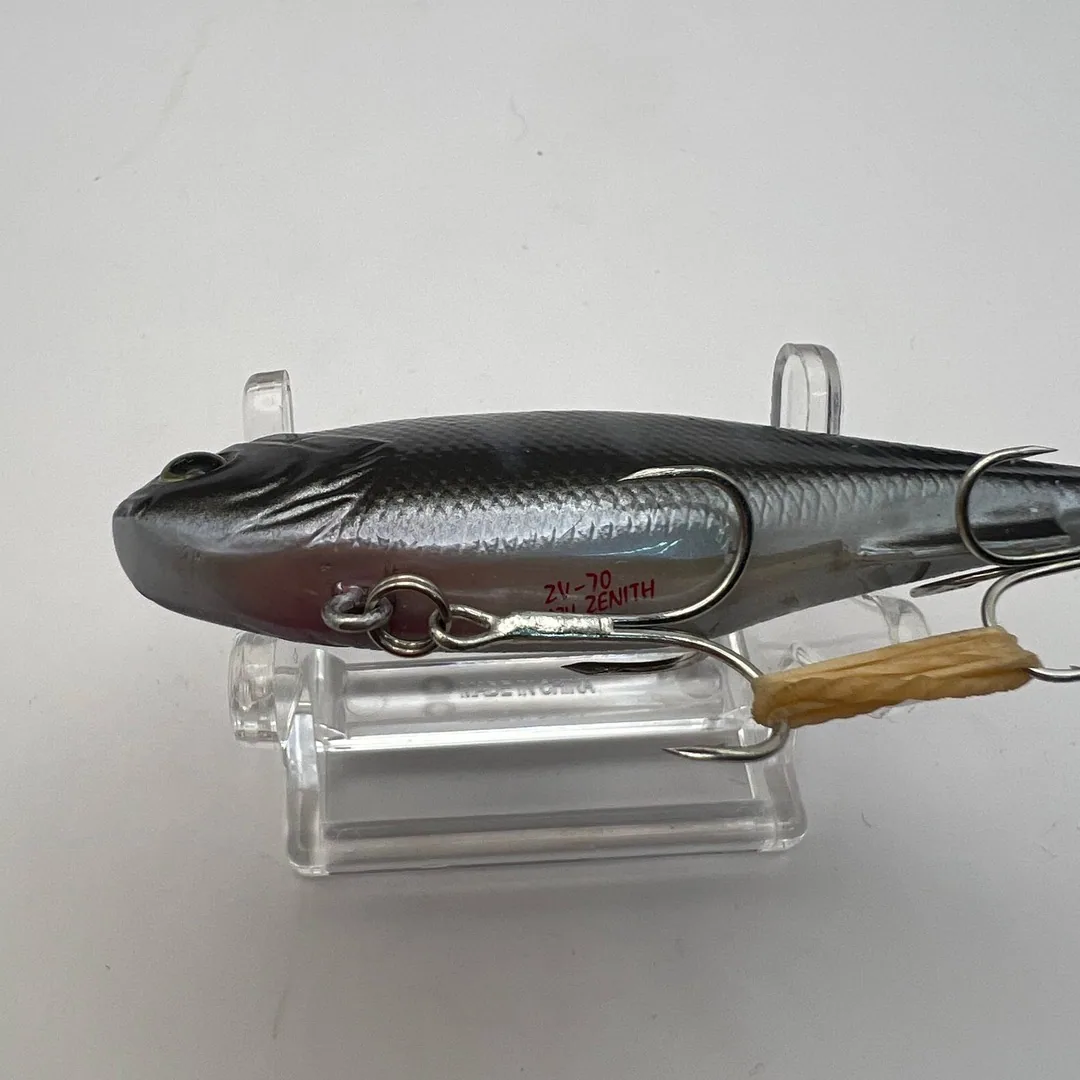 Wobler lipless Zenith ZV-70 czarny z niebieskimi paskami — zdjęcie 3