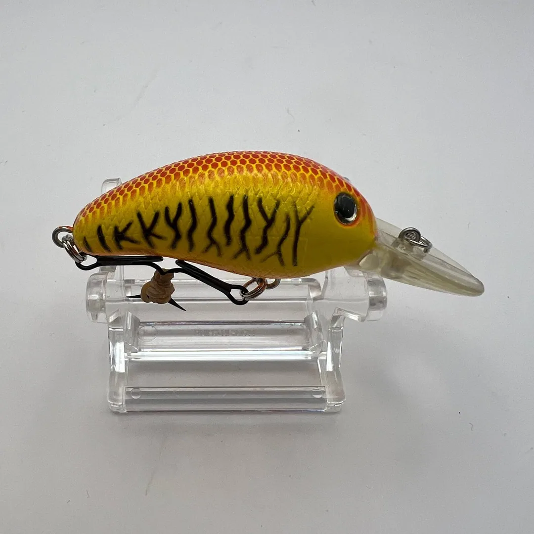 Wobler typu crankbait, żółty z czerwonym grzbietem — zdjęcie 2