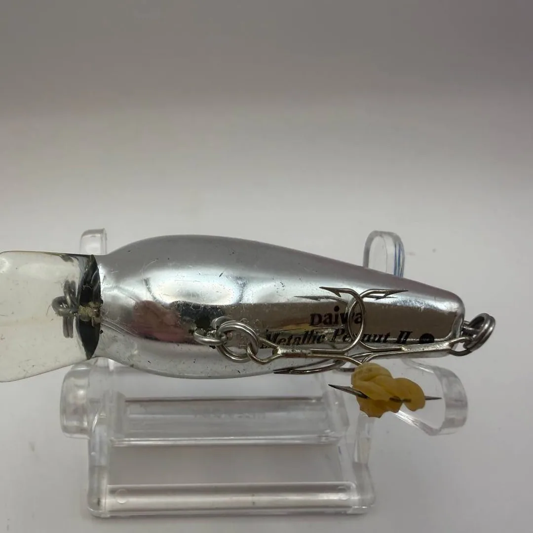 Wobler Daiwa Metallic Peanut II, metaliczny niebieski — zdjęcie 3
