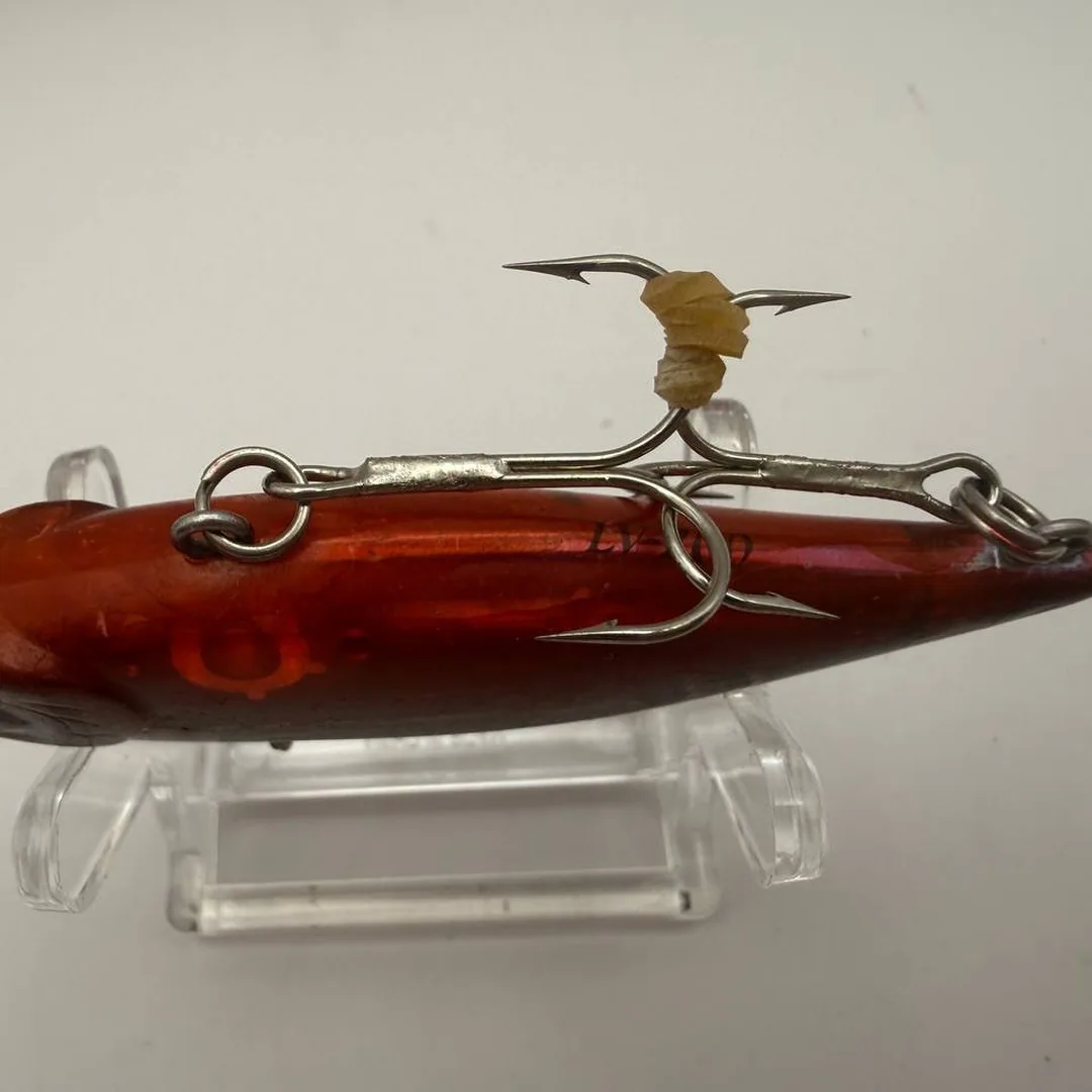Lucky Craft LV-200, czerwono-czarna wibra lipless crankbait — zdjęcie 3