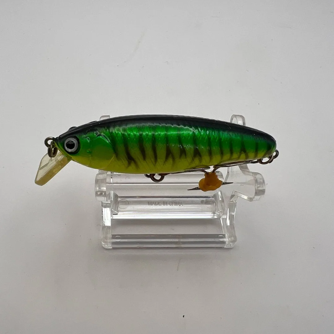 Wobler minnow, zielony grzbiet, żółte boki, pomarańczowy brzuch — zdjęcie 1