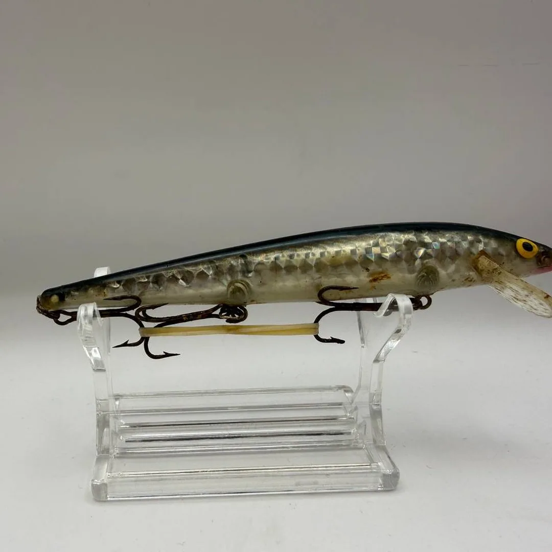 Wobler minnow o ciemnym grzbiecie i srebrnych bokach na stojaku — zdjęcie 2