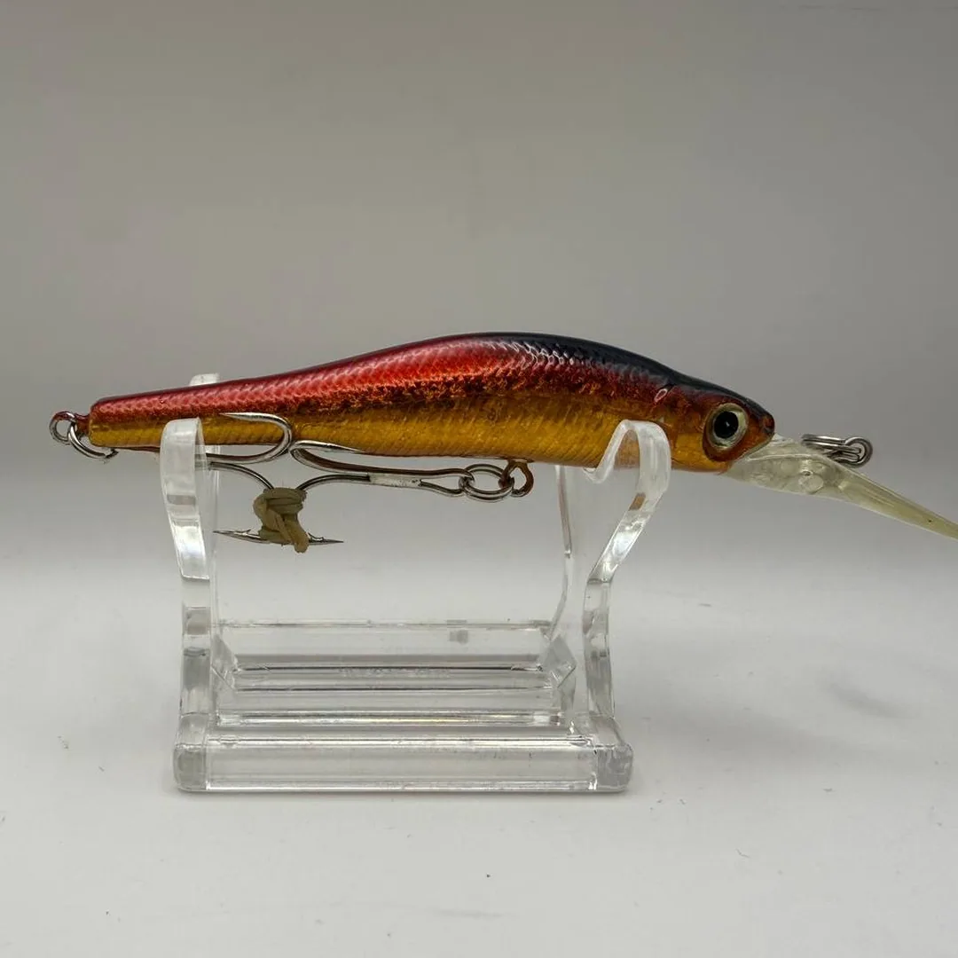 Wobler typu minnow z czarnym grzbietem, czerwonymi bokami, złotym brzuchem — zdjęcie 2