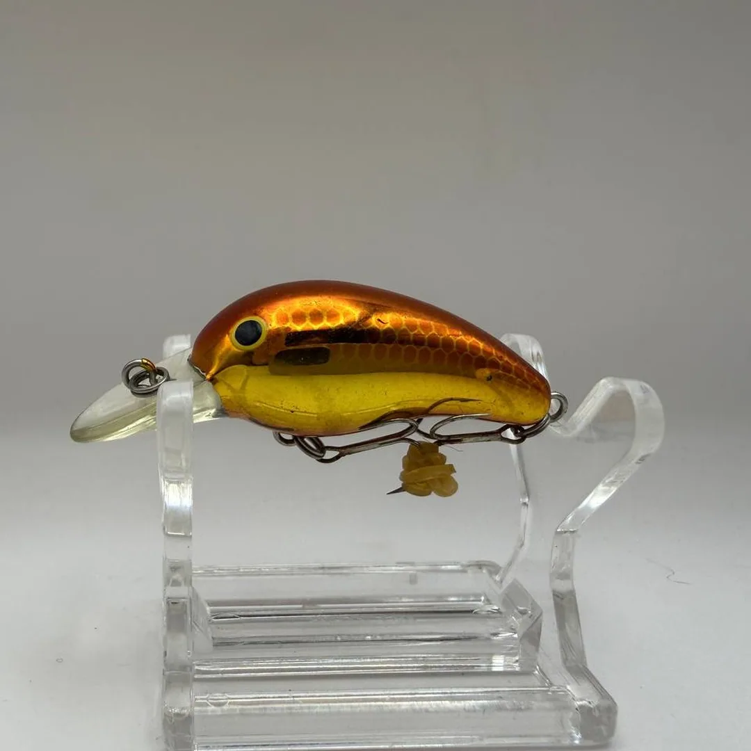 Wobler crankbait w kolorze złoto-pomarańczowym marki Daiwa — zdjęcie 1