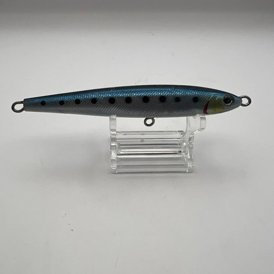 Wobler Daiwa Saltiga w kolorze niebieskim z czarnymi kropkami — zdjęcie 2