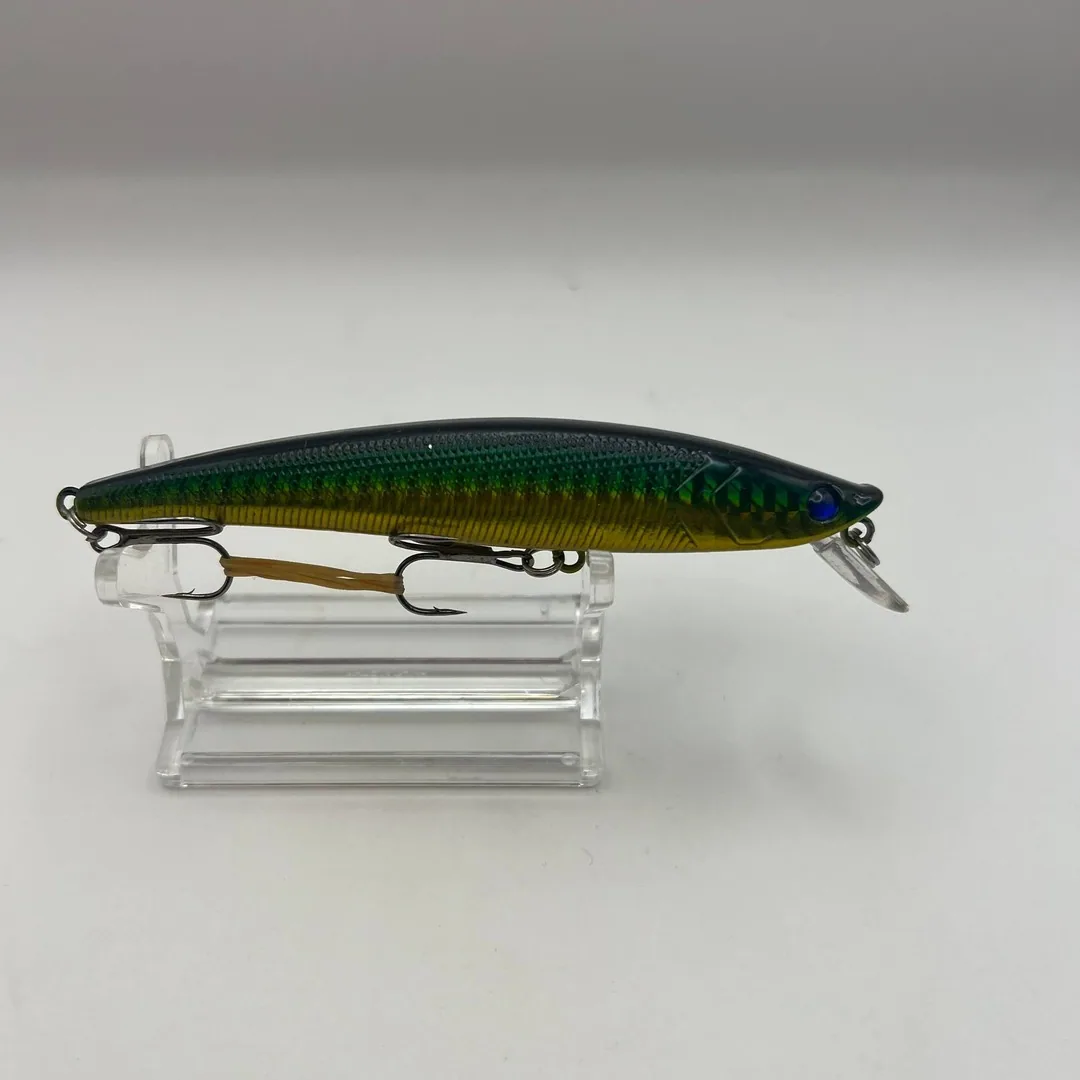 Wobler minnow, zielony grzbiet, złote boki — zdjęcie 2