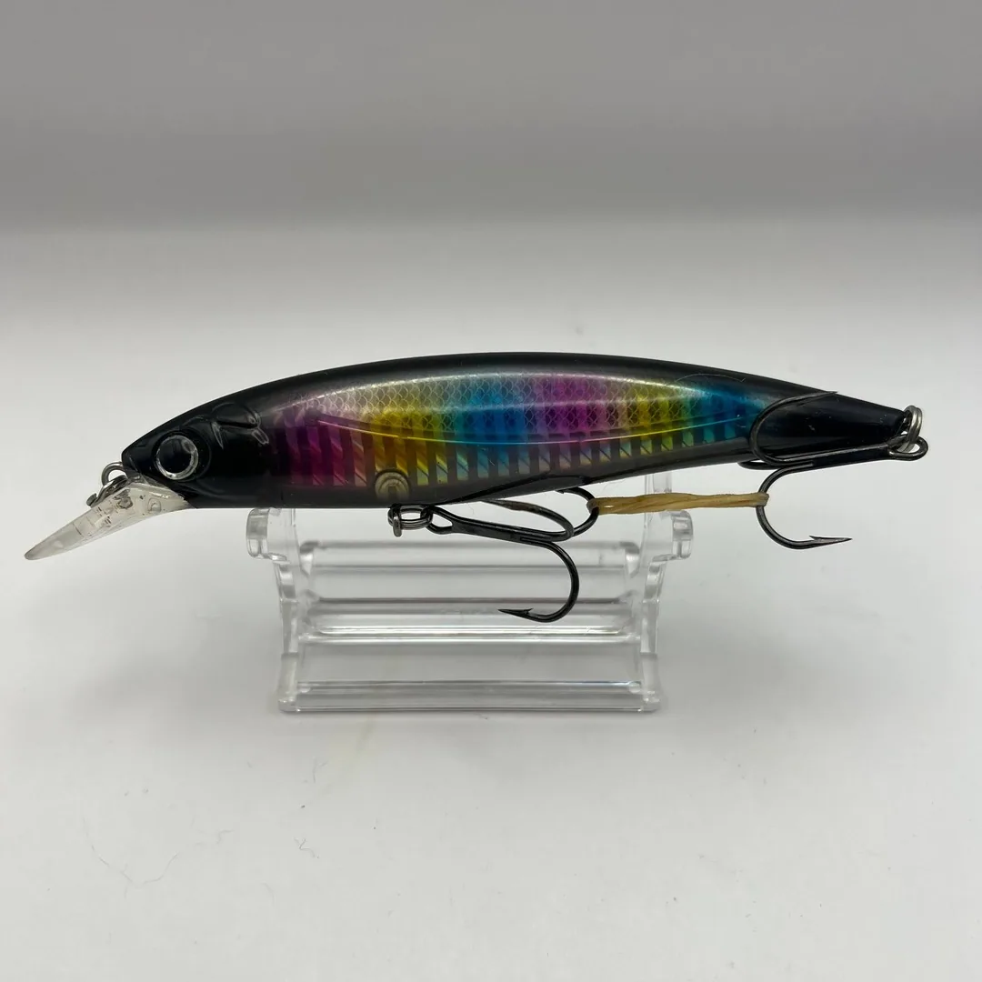 Wobler minnow WildScene, czarny grzbiet, tęczowe boki — zdjęcie 1