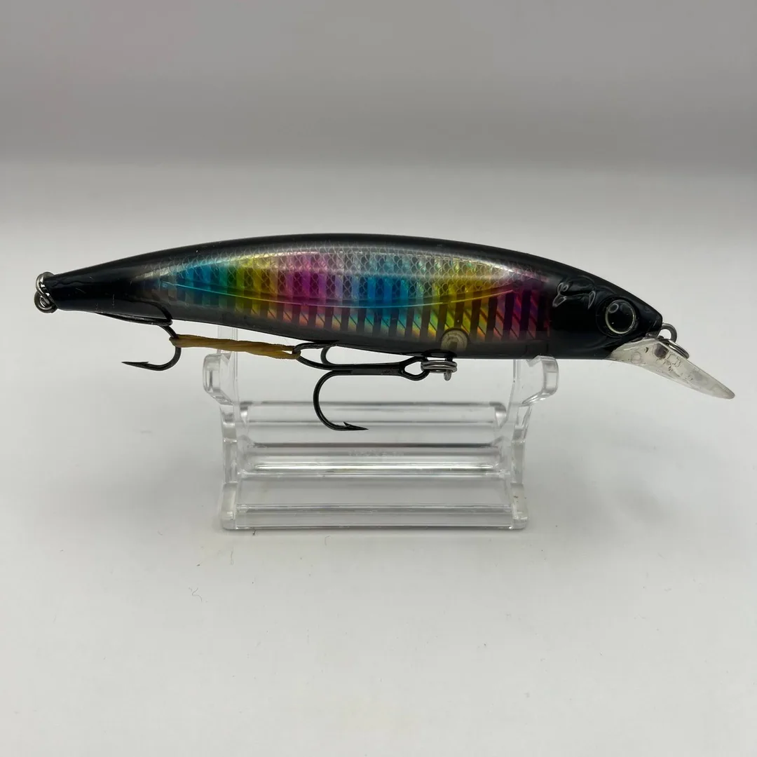 Wobler minnow WildScene, czarny grzbiet, tęczowe boki — zdjęcie 2