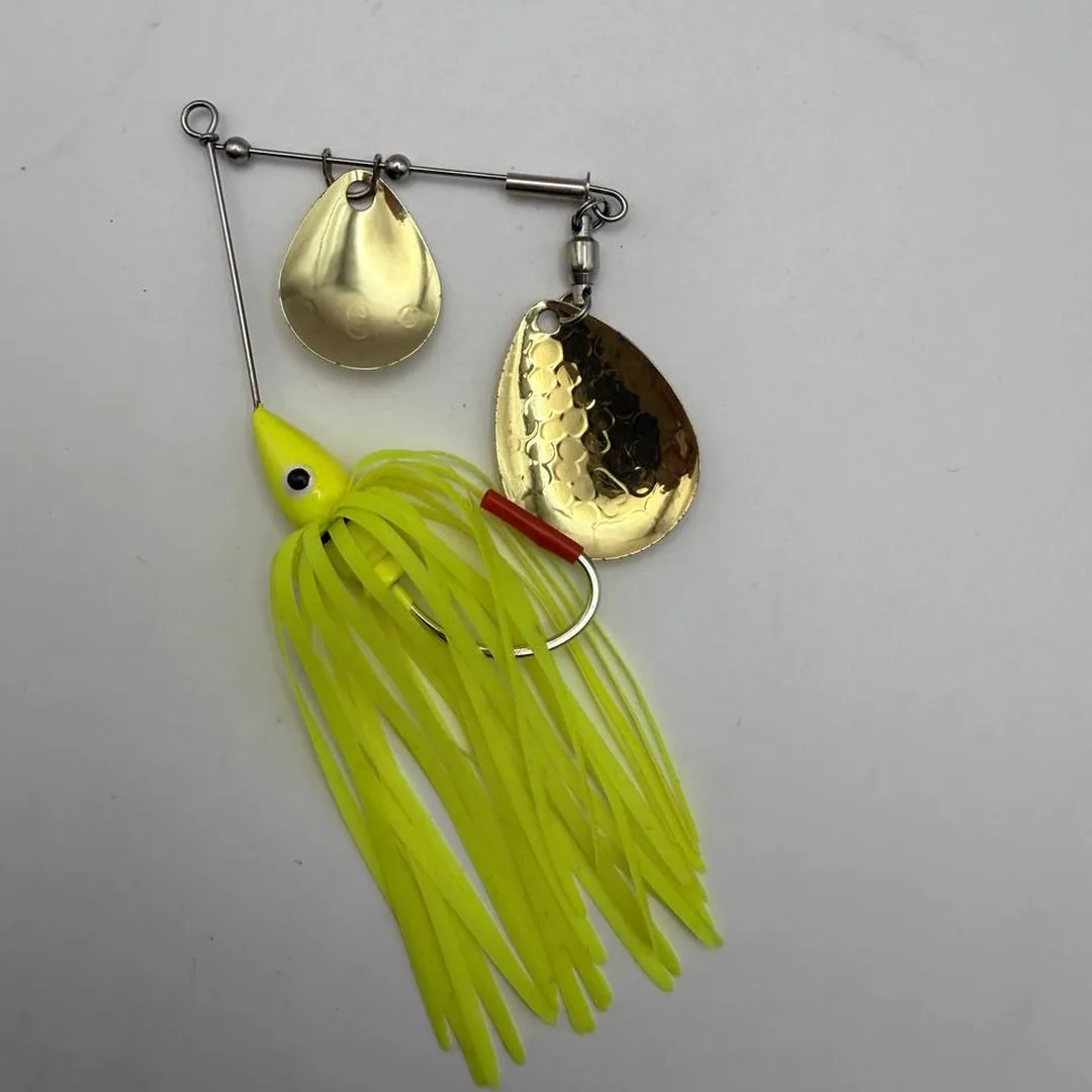 Spinnerbait żółty z dwoma obrotowymi skrzydełkami — zdjęcie 2