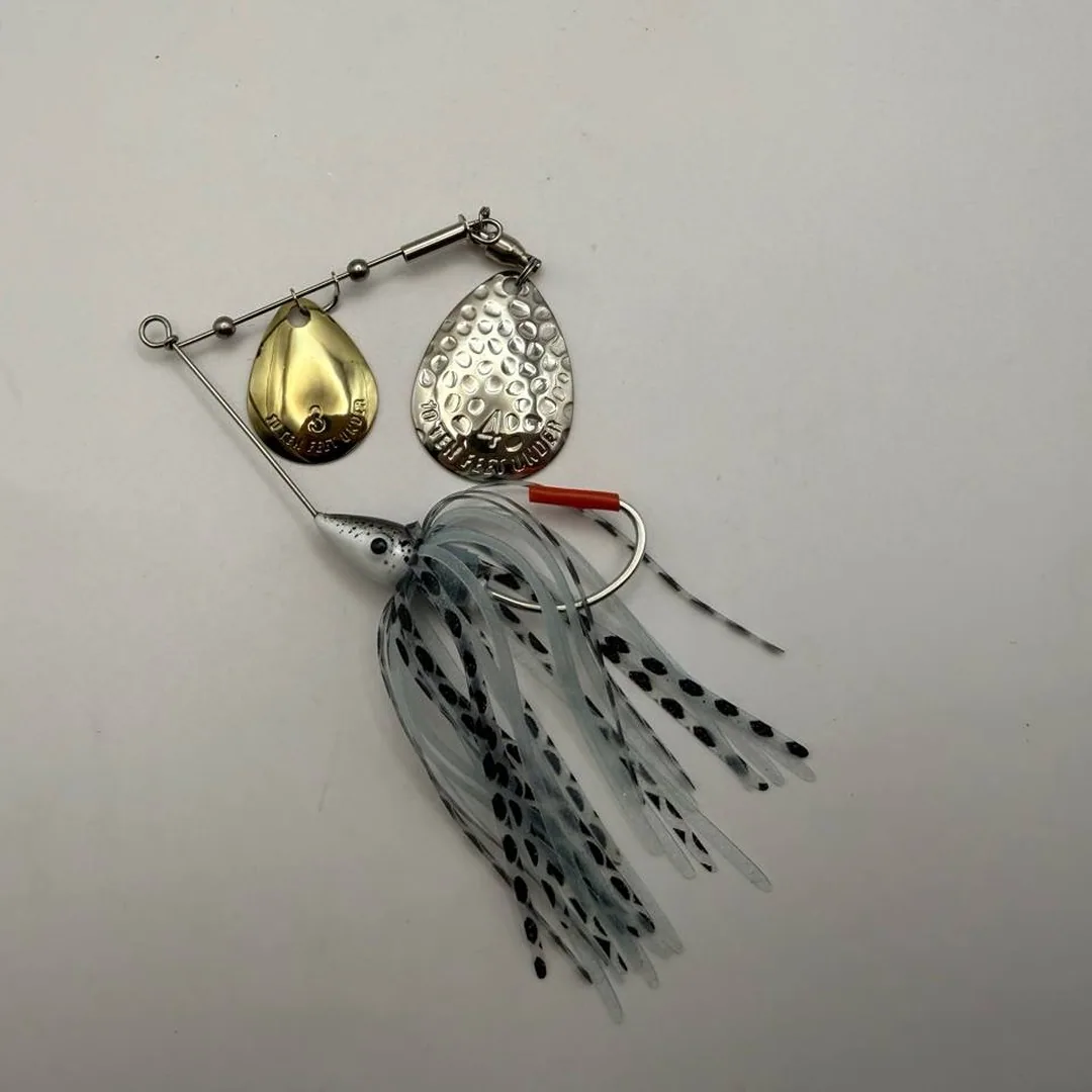 Spinnerbait dwukolorowy, błyszczące skrzydła — zdjęcie 1