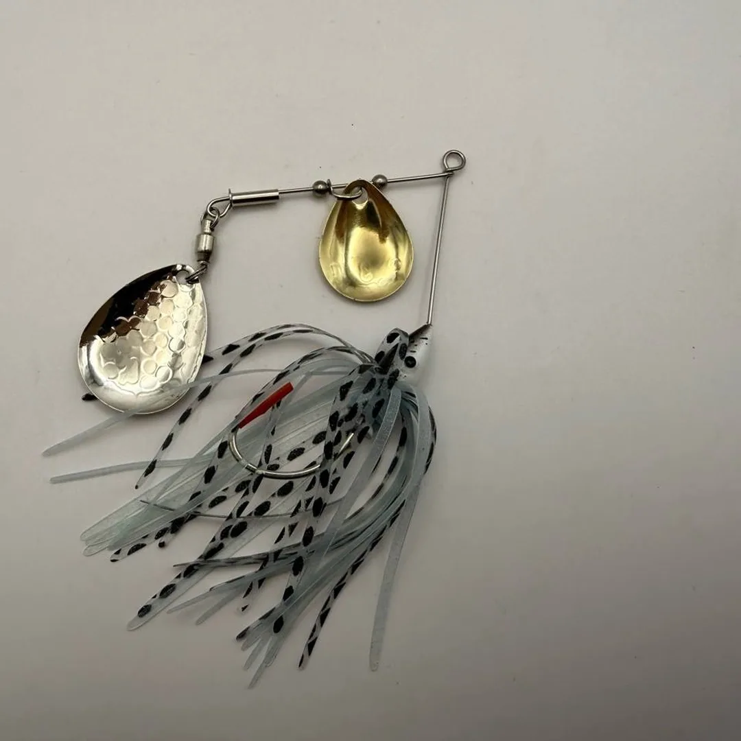 Spinnerbait dwukolorowy, błyszczące skrzydła — zdjęcie 2