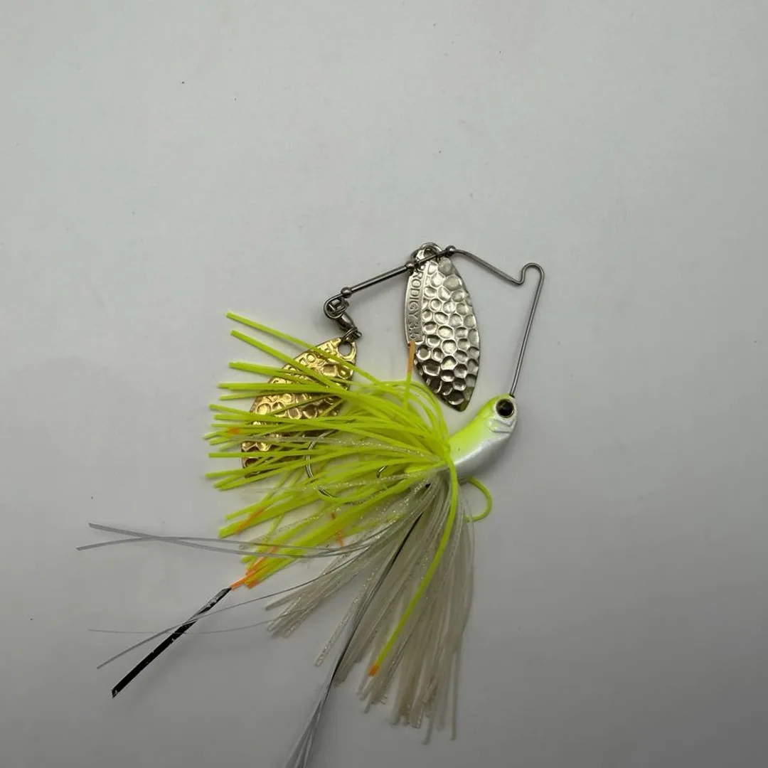Spinnerbait Prodigy, żółto-biały z metalowymi skrzydełkami — zdjęcie 1
