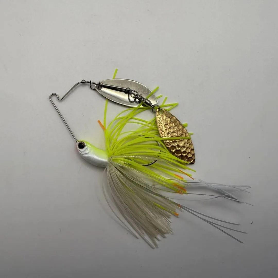 Spinnerbait Prodigy, żółto-biały z metalowymi skrzydełkami — zdjęcie 2