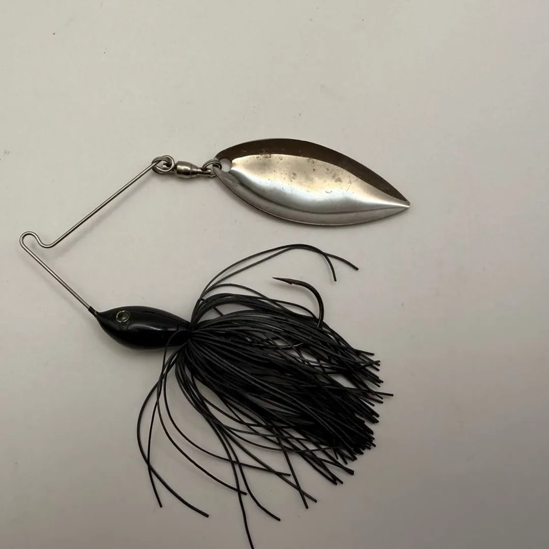 Spinnerbait Evergreen czarny z srebrnym skrzydełkiem — zdjęcie 2