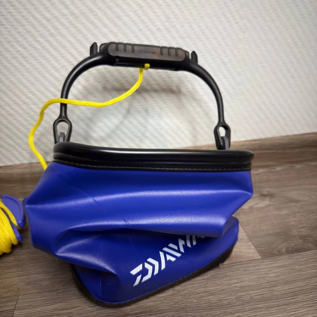 Wiadro wędkarskie niebieskie Daiwa z uchwytem — zdjęcie 3