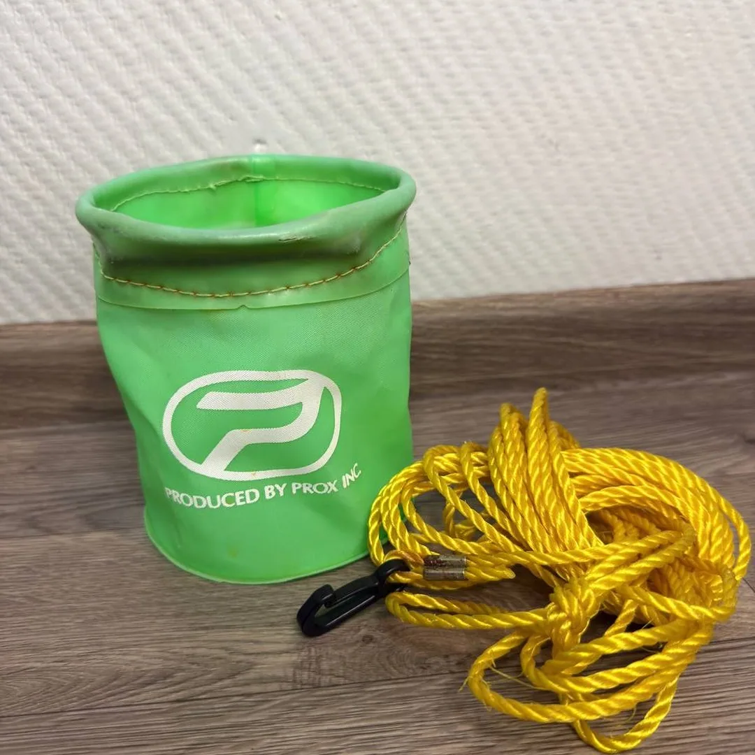 Zielone wiadro Prox z żółtym sznurkiem — zdjęcie 1