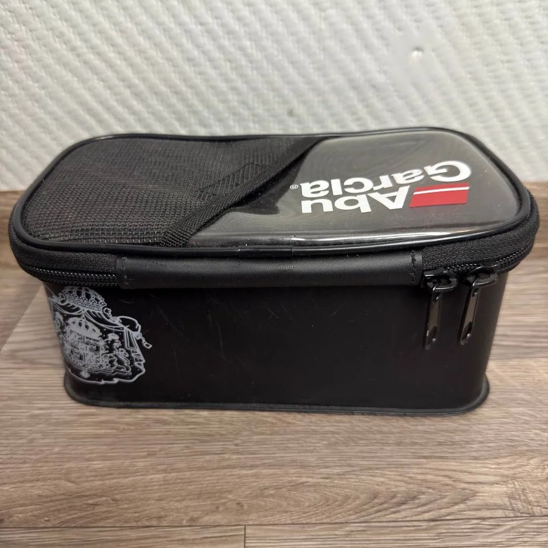 Czarny pojemnik Abu Garcia EVA Tackle Box — zdjęcie 1