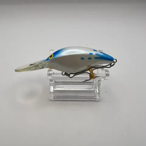 Wobler crankbait Daiwa, biały z niebieskimi plamkami