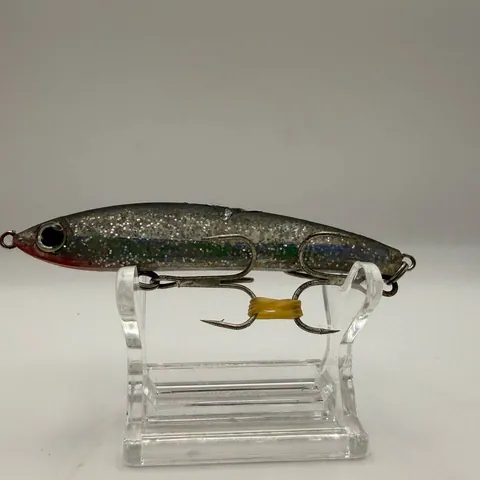 Srebrny wobler minnow z brokatem i czerwonym przodem