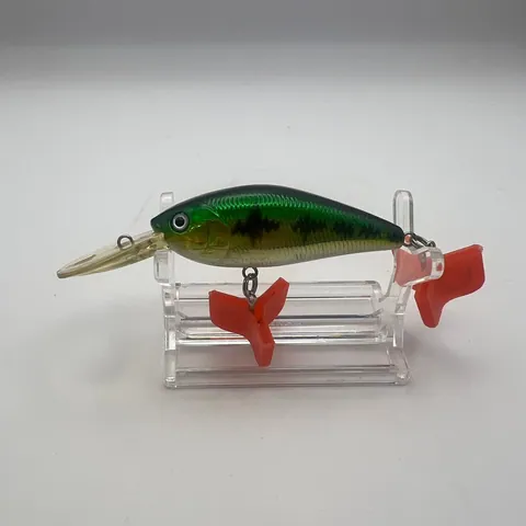 Wobler crankbait zielono-czarny Lucky Craft z czerwoną płetwą