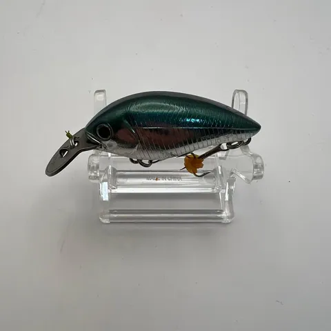 Wobler crankbait Daiwa, ciemnozielony z metalicznym połyskiem