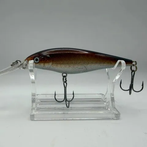 Wobler minnow z brązowym grzbietem i srebrnymi bokami