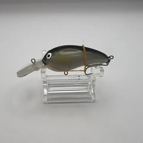 Crankbait z czarnym grzbietem i srebrnymi bokami
