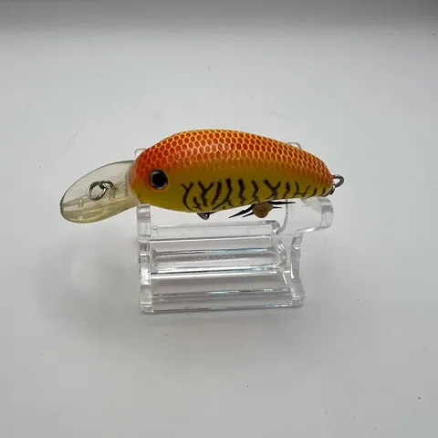 Wobler typu crankbait, żółty z czerwonym grzbietem
