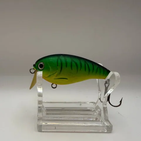Wobler crankbait w zieleni i żółci marki Bass Busters