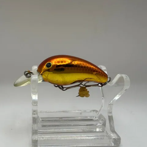 Wobler crankbait w kolorze złoto-pomarańczowym marki Daiwa